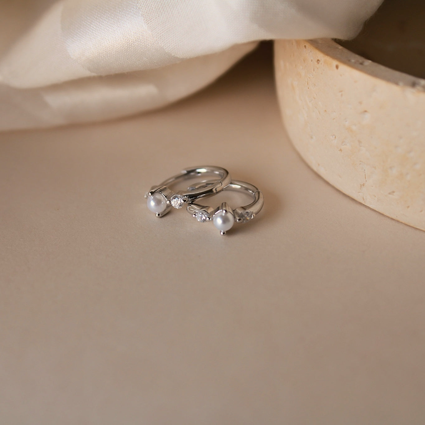 "Akari" elegante Zirkonia Creolen mit Perle