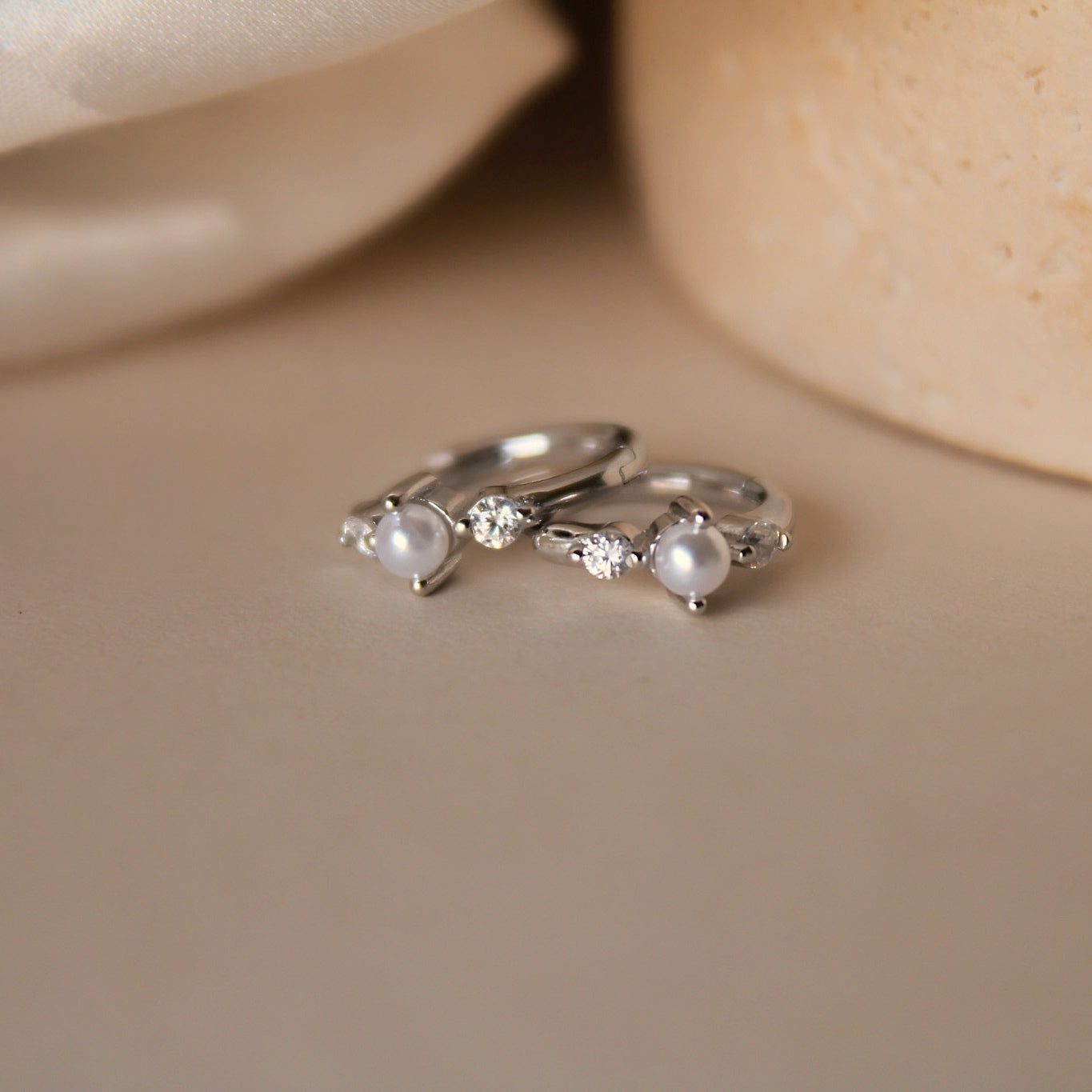 "Akari" elegante Zirkonia Creolen mit Perle