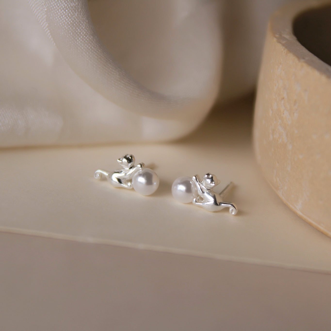 "Siam" winzige goldene Katzen Ohrstecker mit Perle