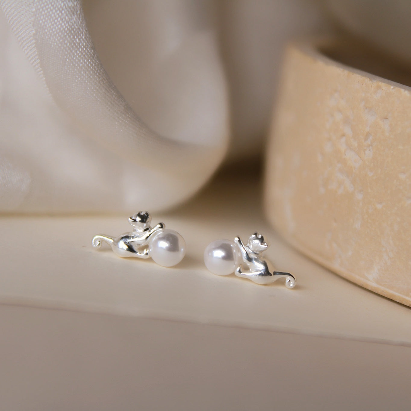 "Siam" winzige goldene Katzen Ohrstecker mit Perle