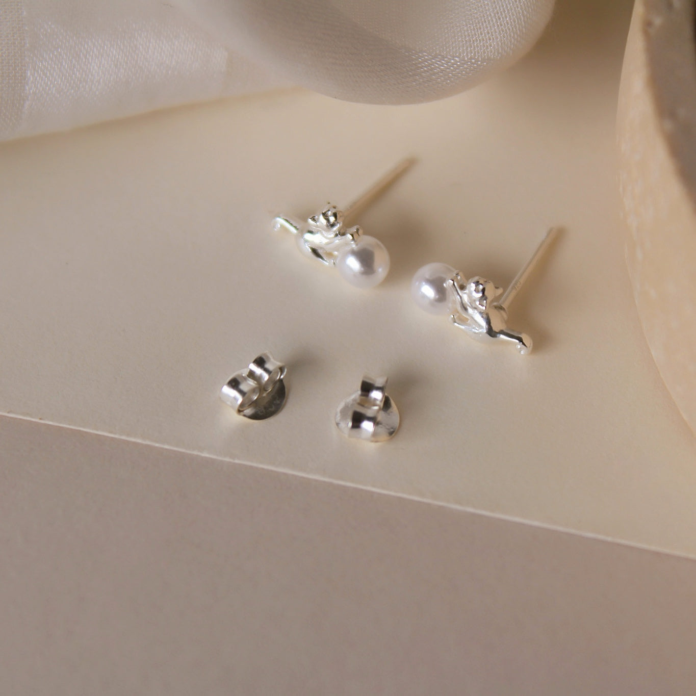 "Siam" winzige goldene Katzen Ohrstecker mit Perle