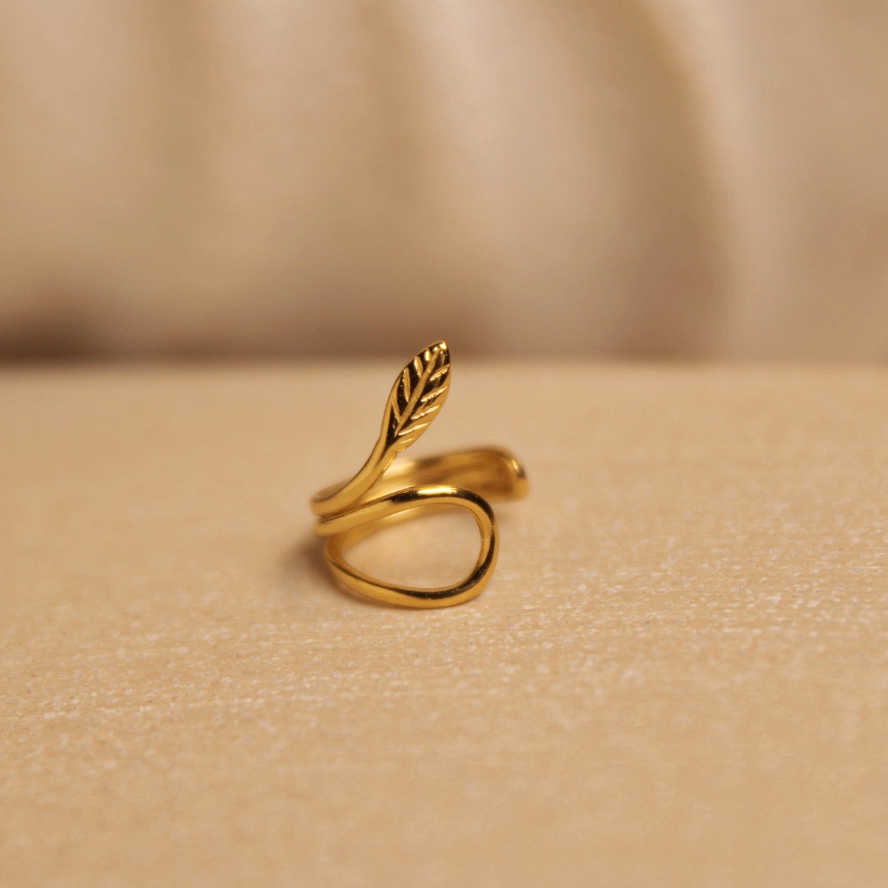 "Flora" zierlicher goldener Earcuff mit Blättchenmotiv