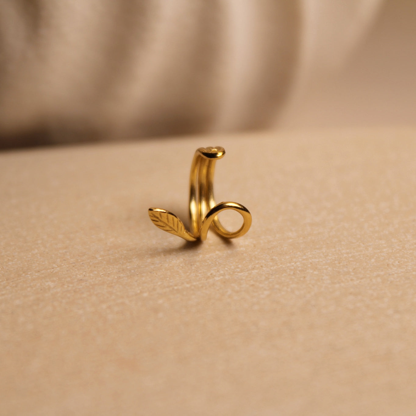 "Flora" zierlicher goldener Earcuff mit Blättchenmotiv