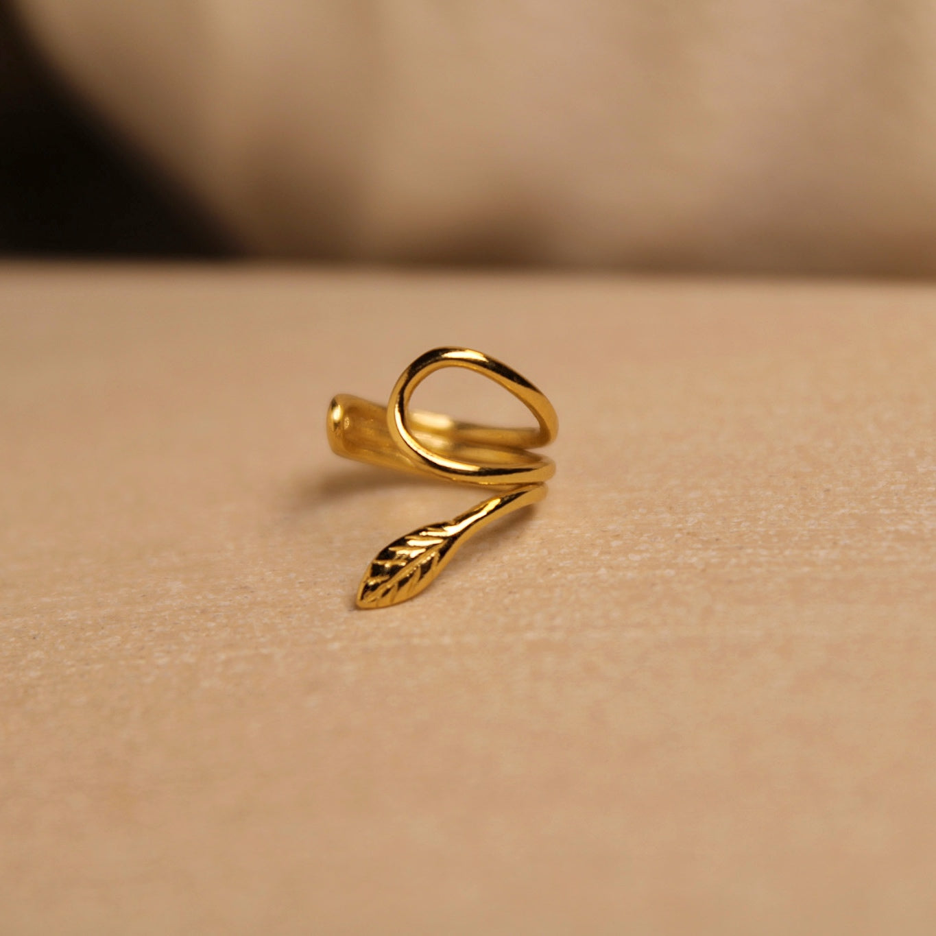 "Flora" zierlicher goldener Earcuff mit Blättchenmotiv
