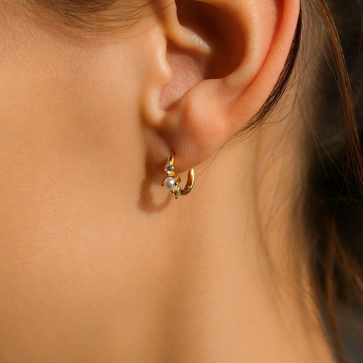 "Akari" elegante Zirkonia Creolen mit Perle