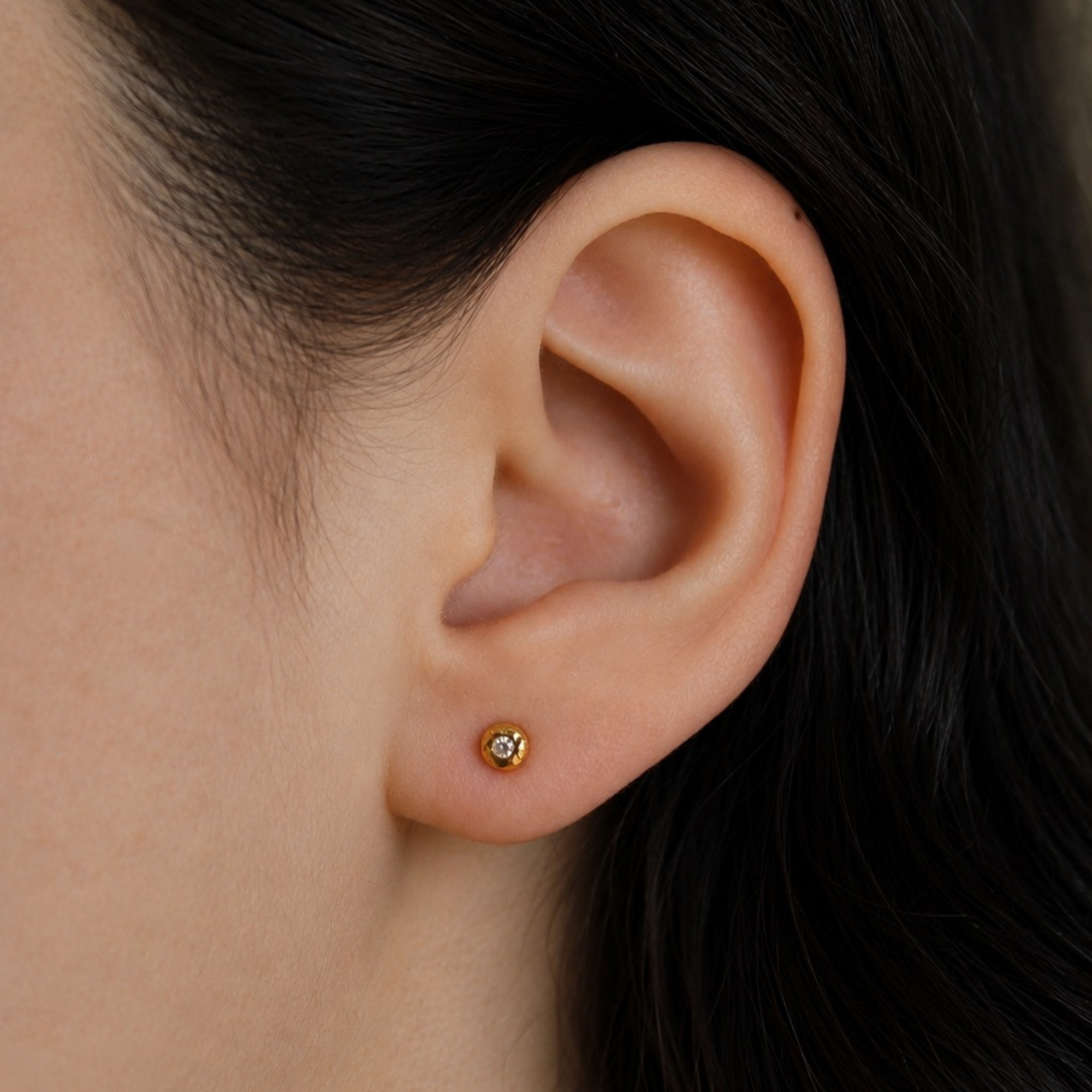 Pietra Diamond Mini Studs am Ohr getragen