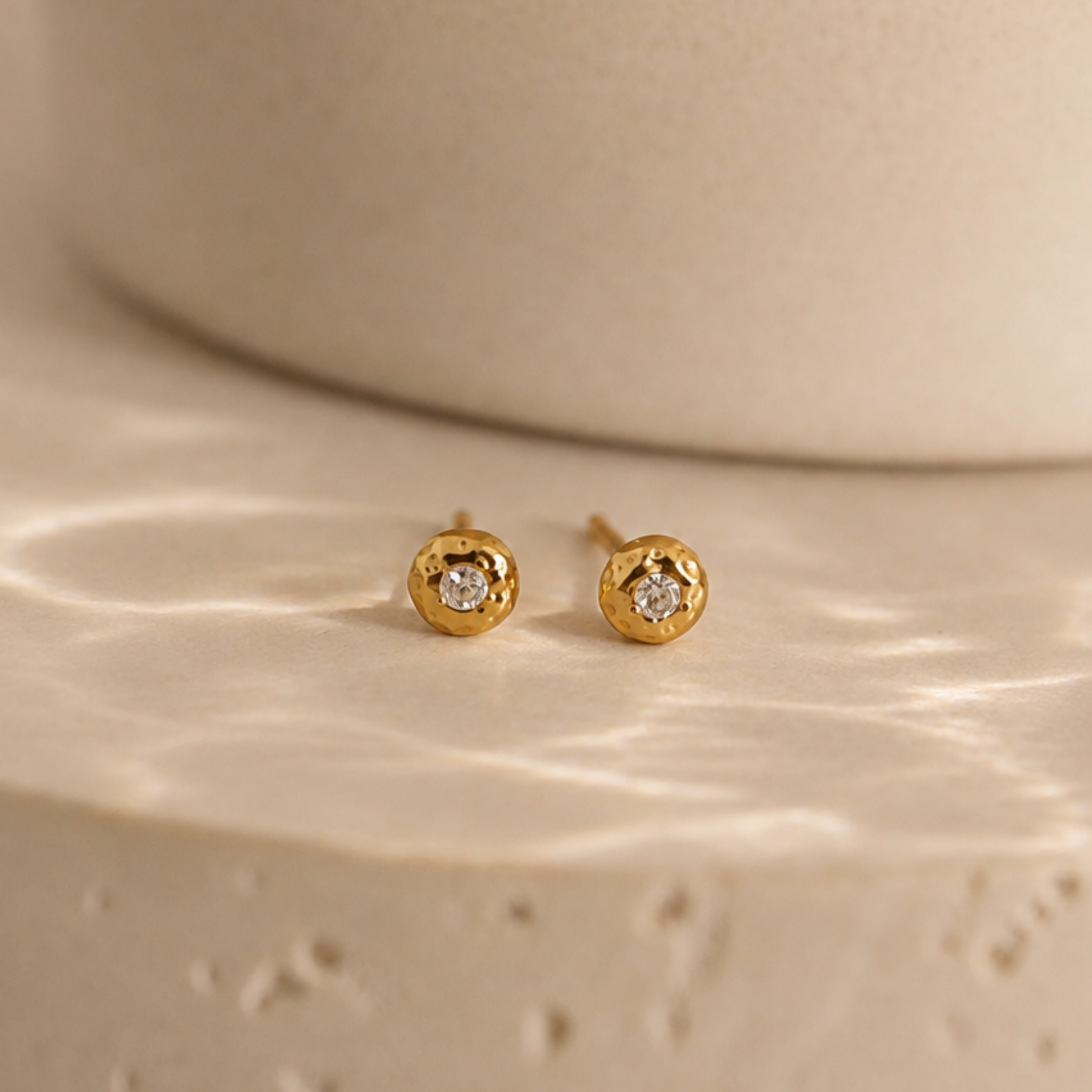 Pietra Diamond Mini Ohrstecker in Gold mit Lab Grown Diamant und organisch texturierter Oberfläche