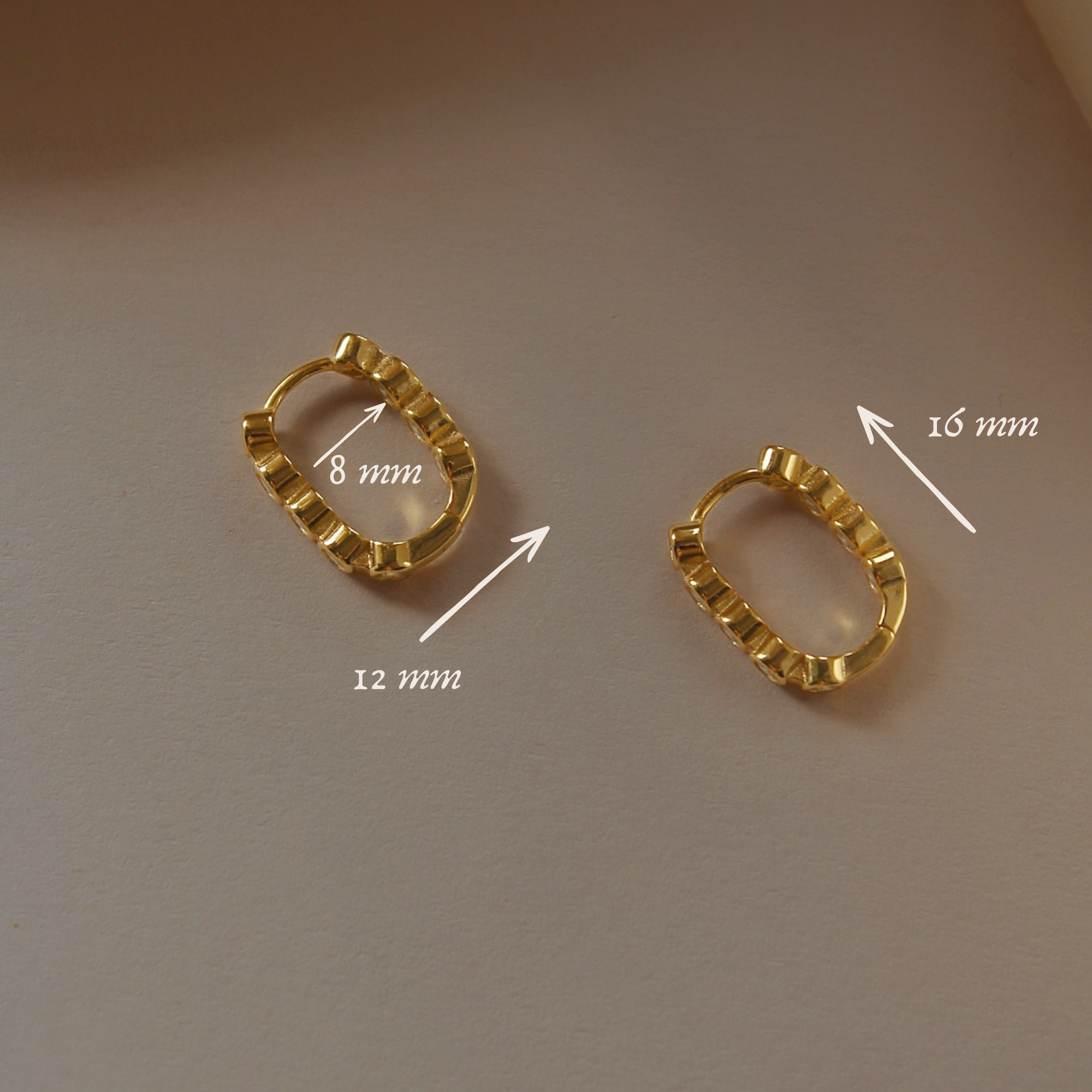 Mara Glow Hoops – Vergoldete Creolen aus 925 Silber mit Zirkonia