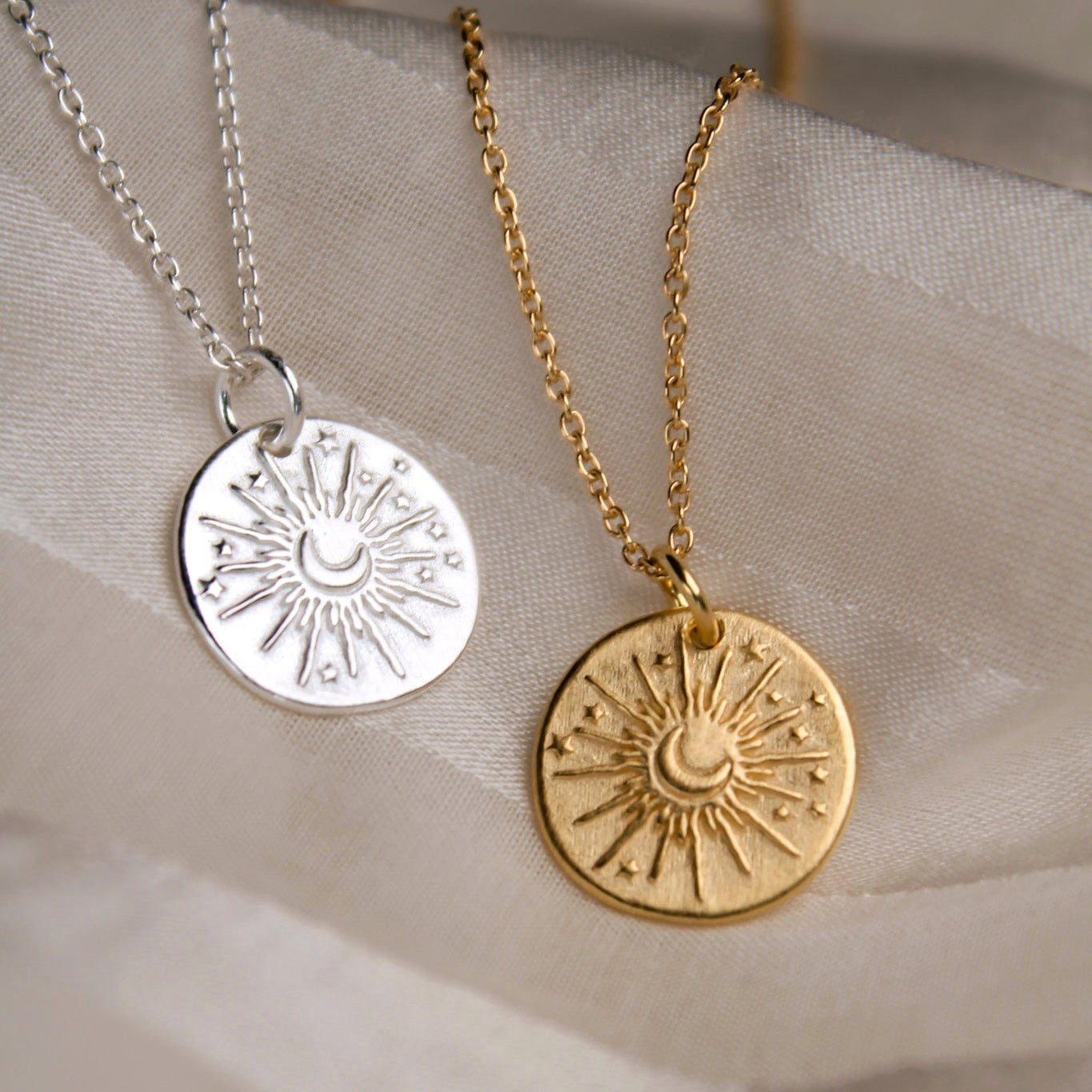 Celestial Daydream – Zarte Halskette mit Sonnen- & Mondmotiv in Gold oder Silber