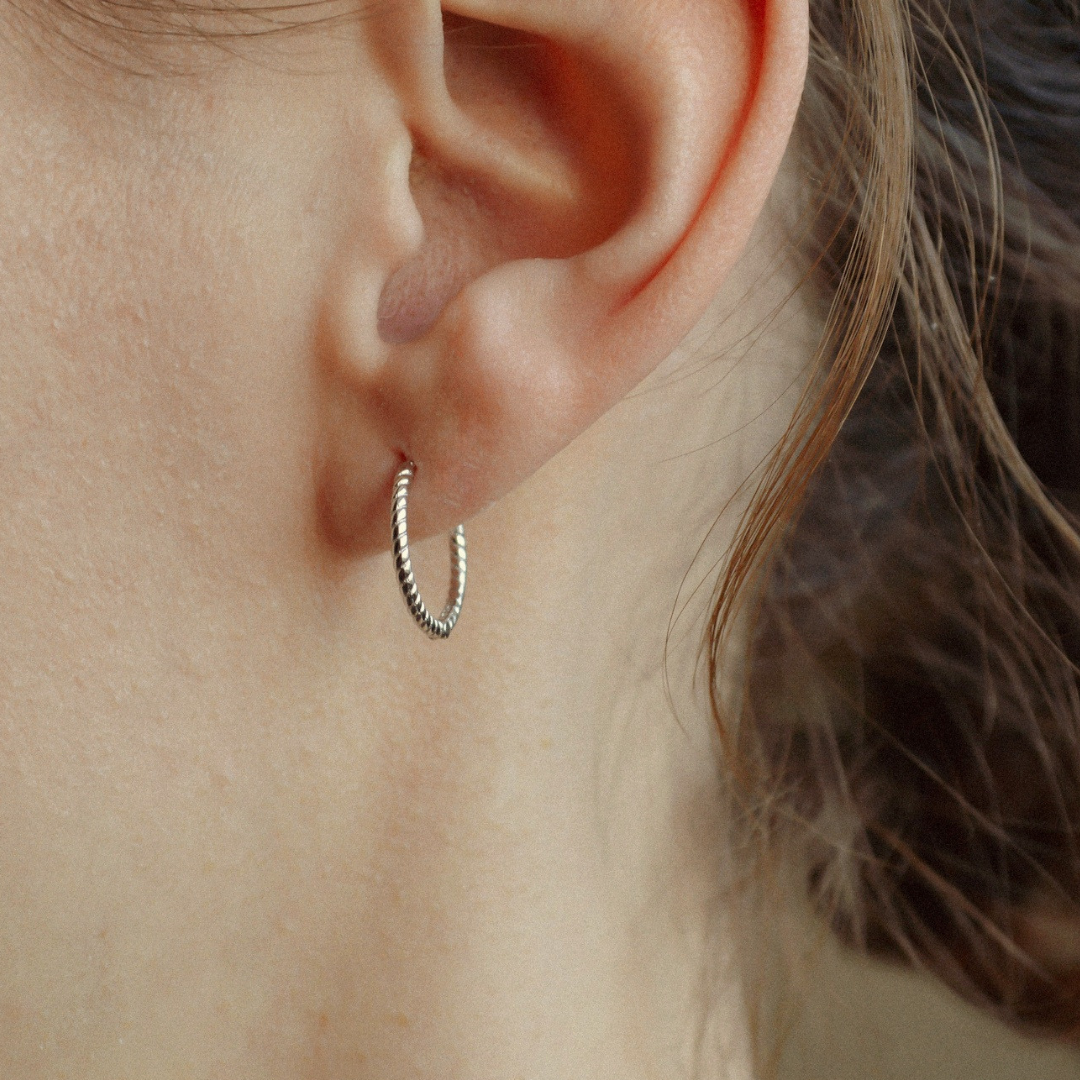 "Twisted" elegante, gedrehte Creolen Silber