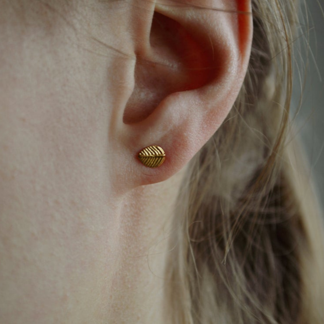 "Aki" schlichte Blatt Ohrstecker Gold