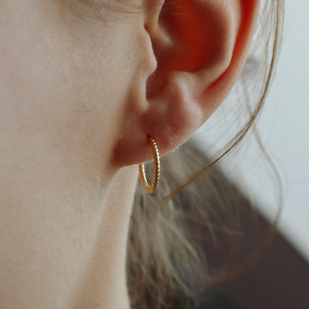 "Twisted" minimalistische Creolen Gold