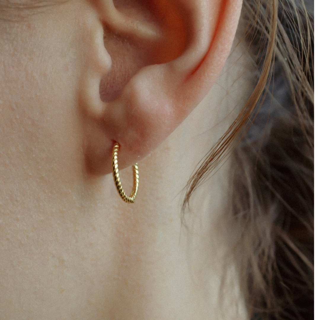 "Twisted" minimalistische Creolen Gold