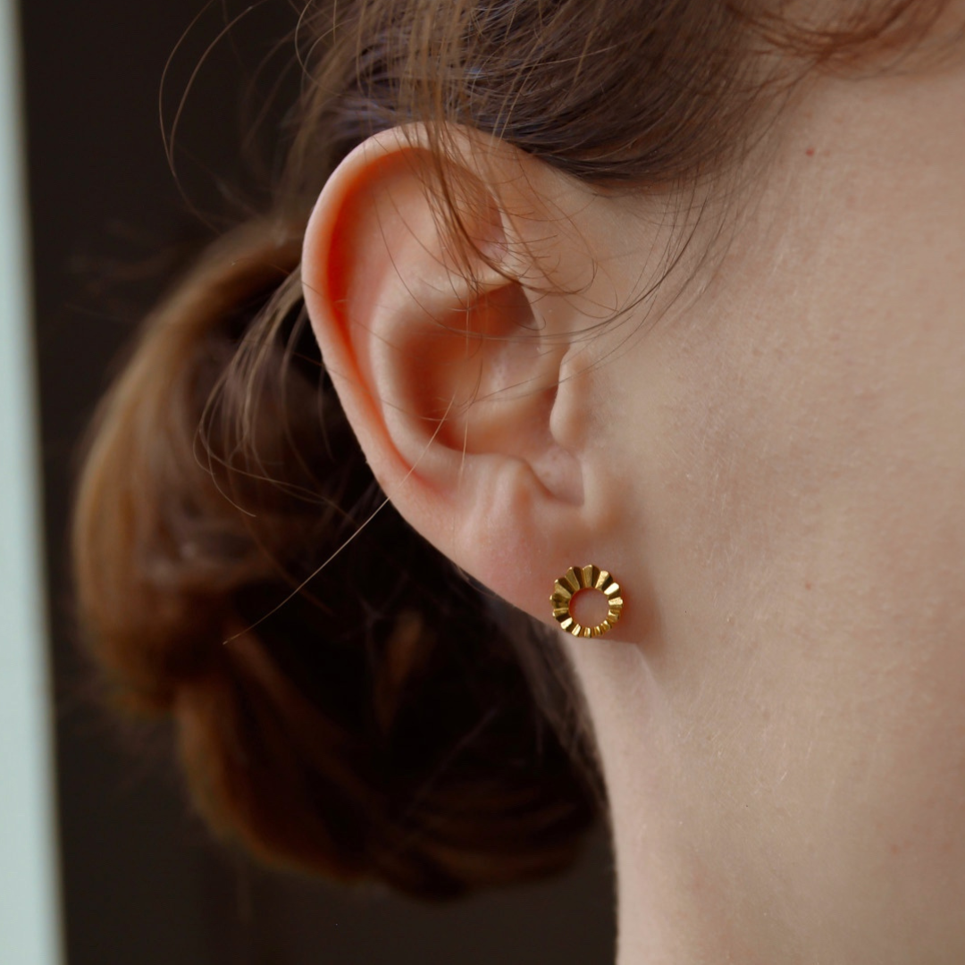 "Grace" elegante goldene Kreisohrstecker im Art déco Stil