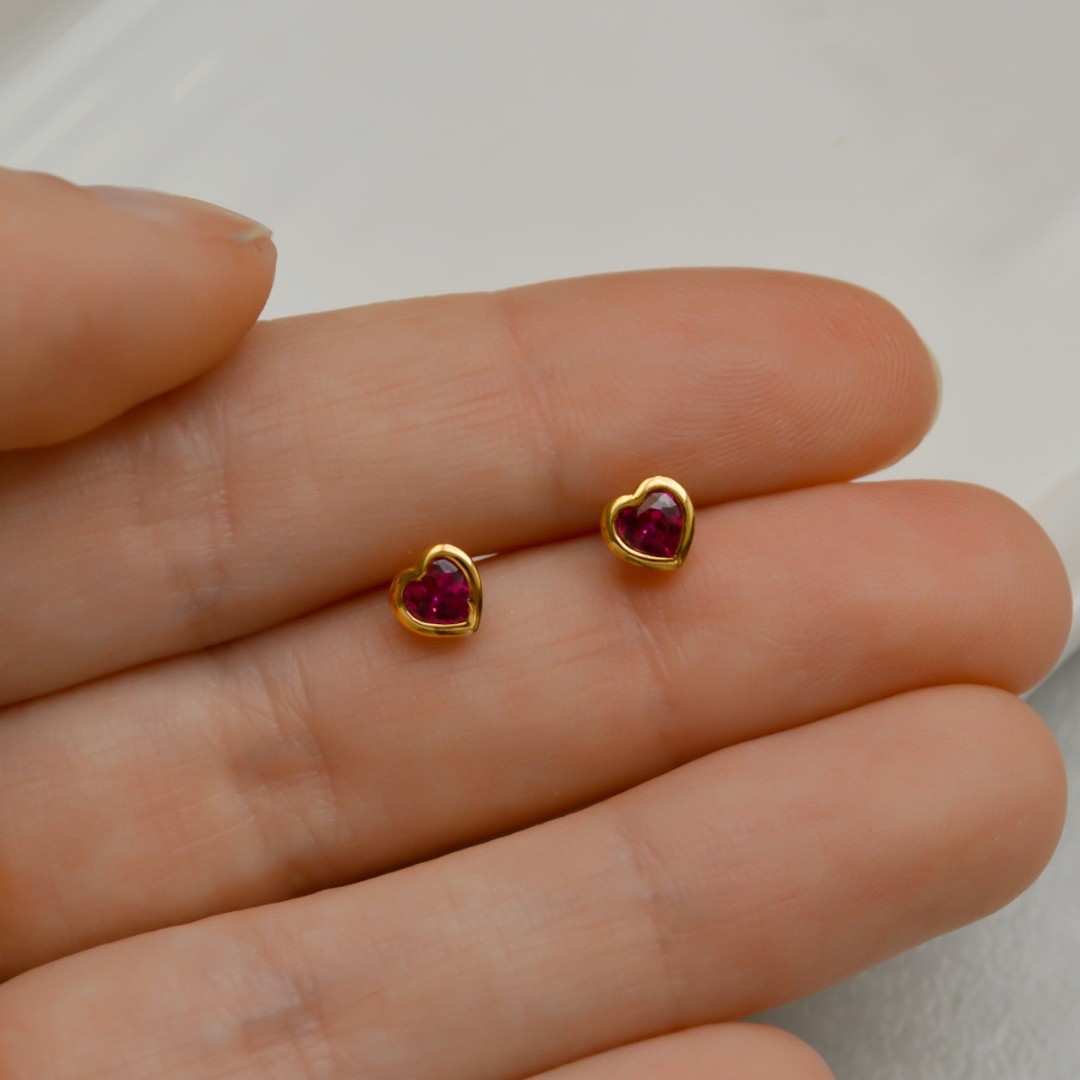 "Aluna" winzige, pinke Zirkonia Herzohrstecker 18 Karat vergoldet