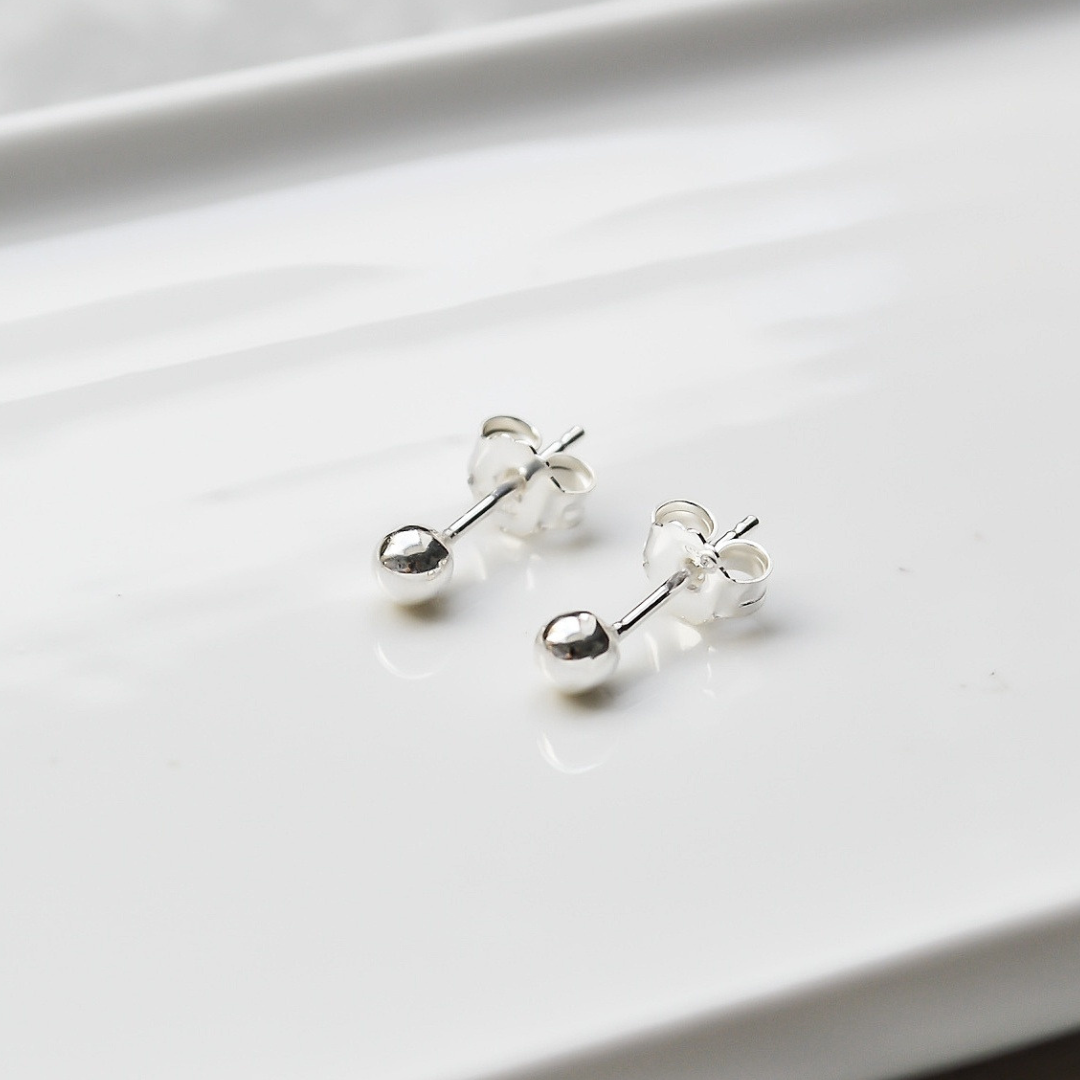 "Aya" schlichte Kügelchen Ohrstecker aus recyceltem Sterlingsilber