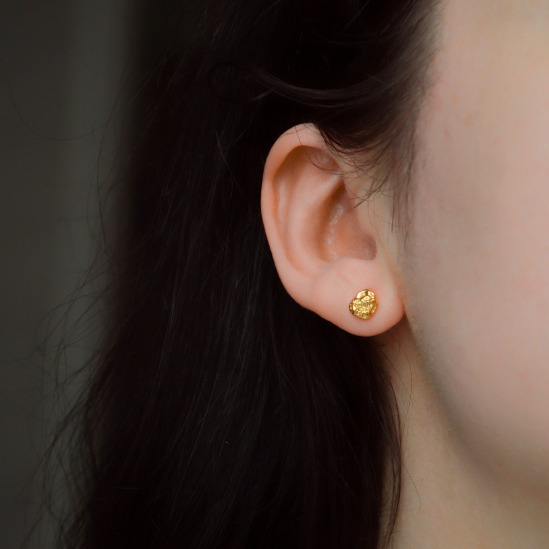 "Cosmique" texturierte, asymmetrische Statement Ohrstecker für jeden Tag