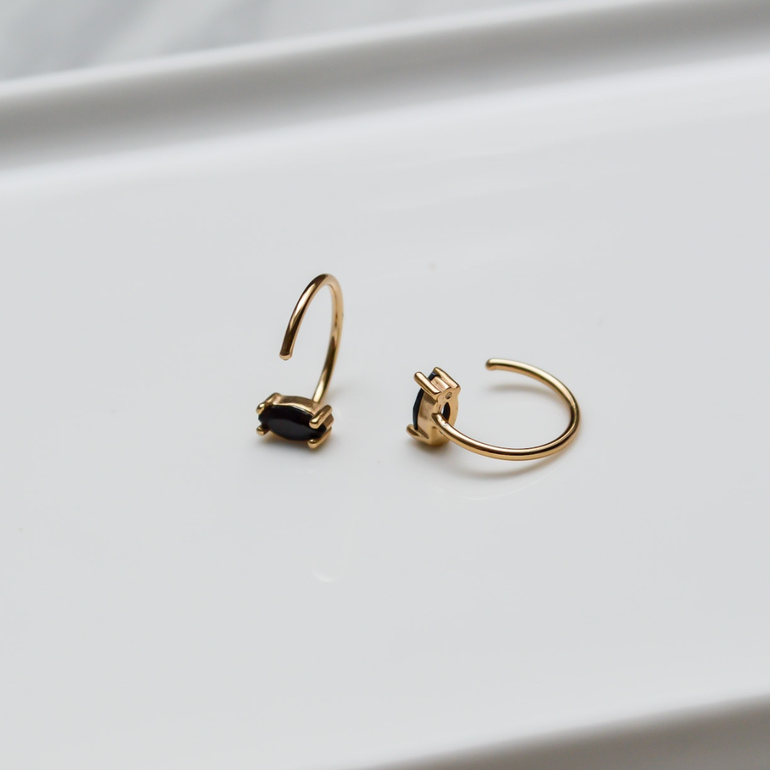 Elegante, Champagner goldene Huggie Creolen mit schwarzem Zirkon, der in einem wunderschönen Marquise Schliff designt wurde.