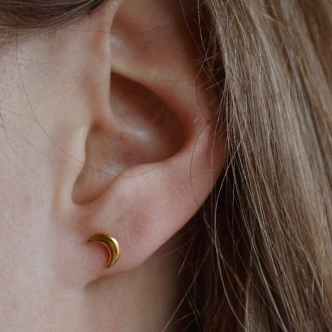 "Luna" winzige Mondsichel Ohrstecker vergoldet