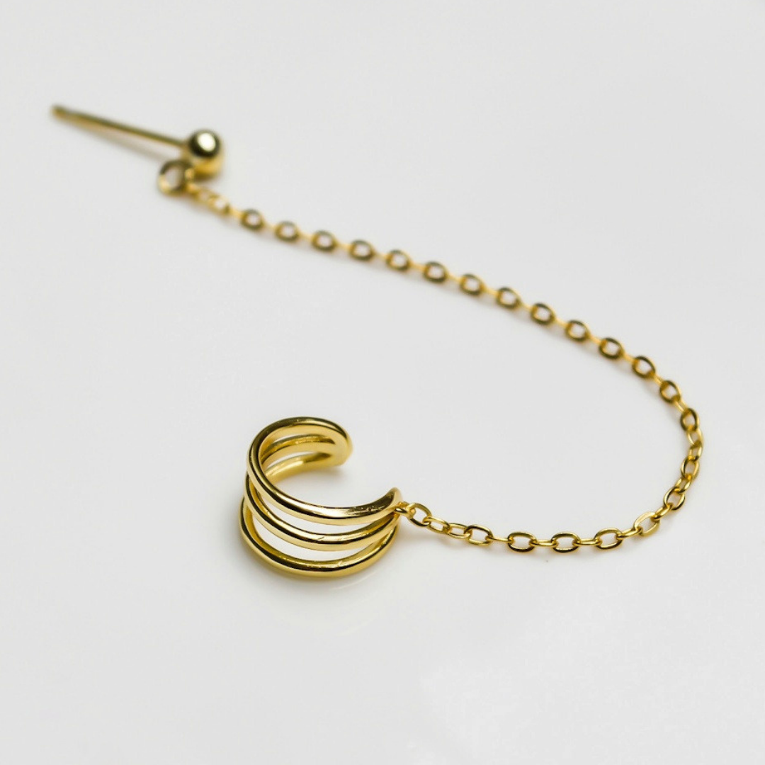 Zarter goldener Earcuff mit Kettchen und Ohrstecker