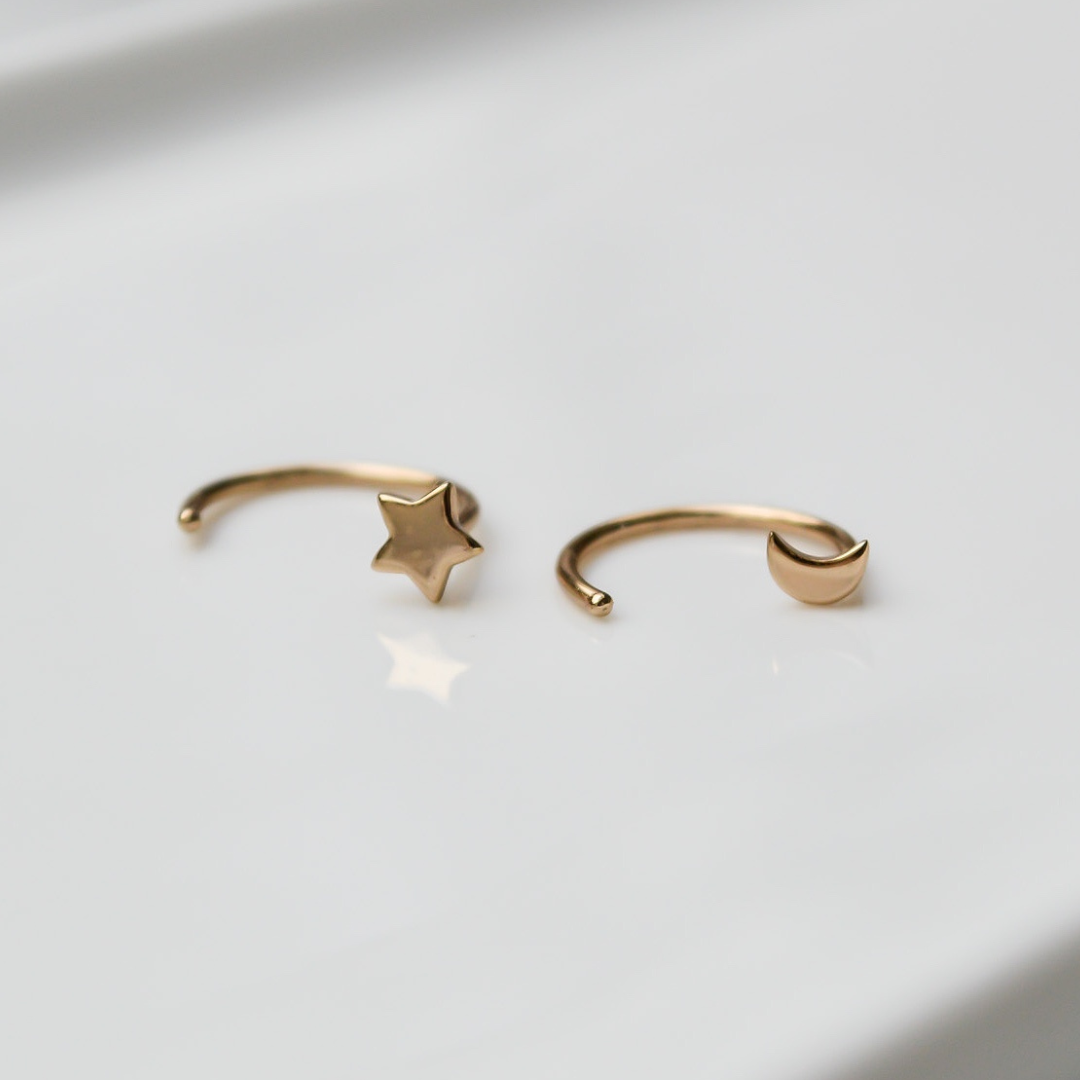 Mond und Sterne goldene Huggie Hoops