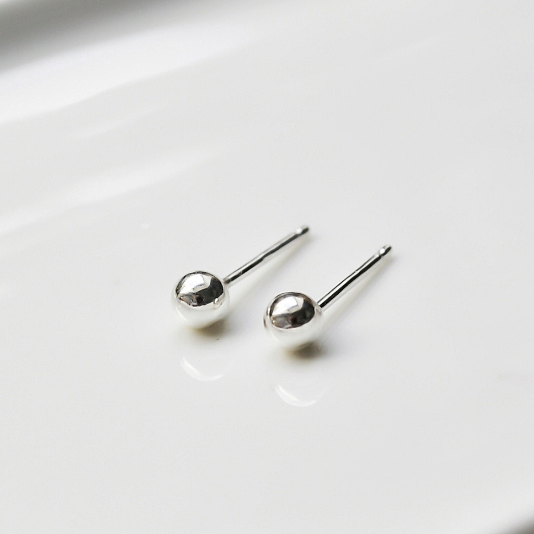 "Aya" schlichte Kügelchen Ohrstecker aus recyceltem Sterlingsilber