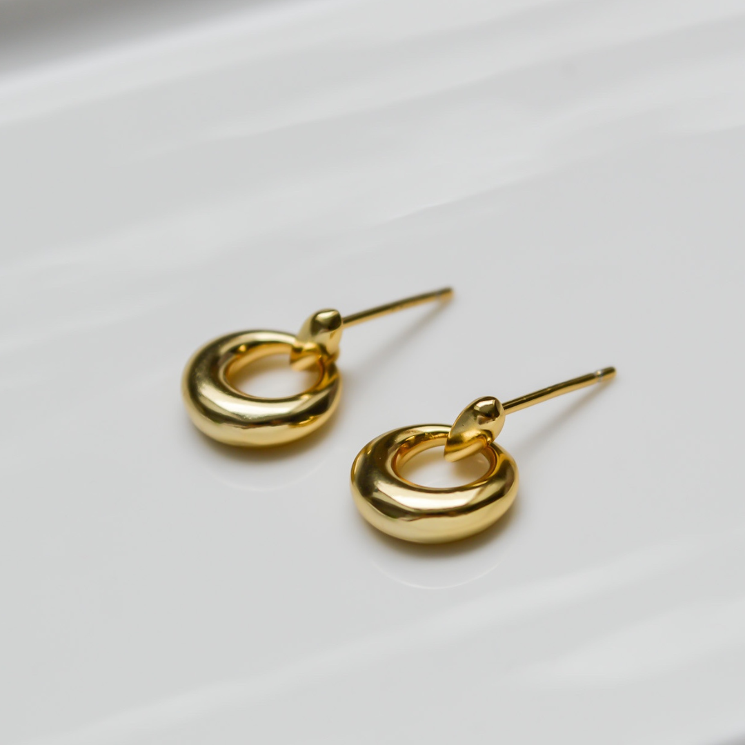 Klassische massive Kreisohrstecker aus Sterlingsilber und 18k Gold.