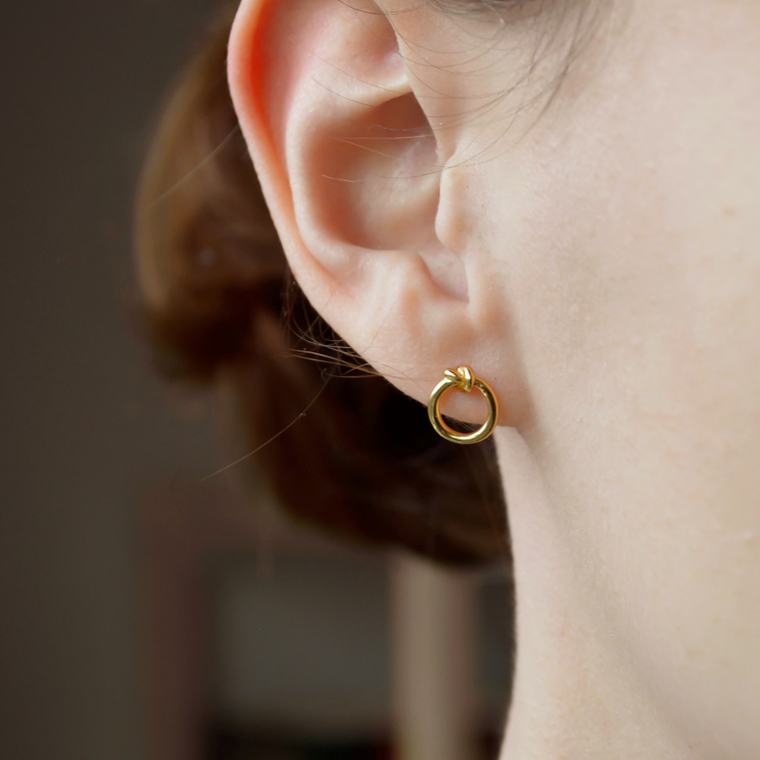 "Josephine" goldene Kreisohrstecker mit minimalistischem Knoten Design
