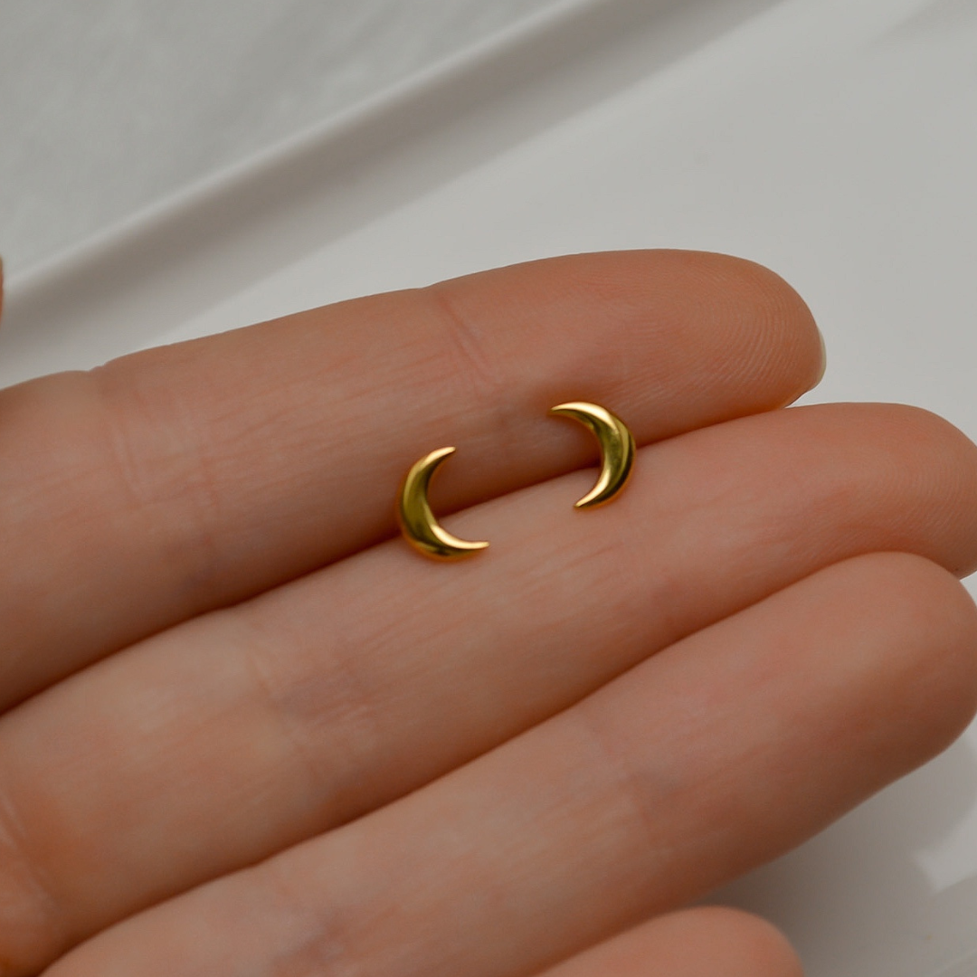 "Luna" winzige Mondsichel Ohrstecker vergoldet