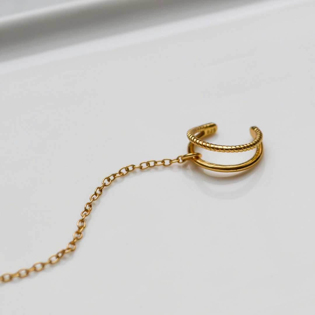 "Lorraine" Goldener Earcuff mit Kettchen und Kügelchen Ohrstecker