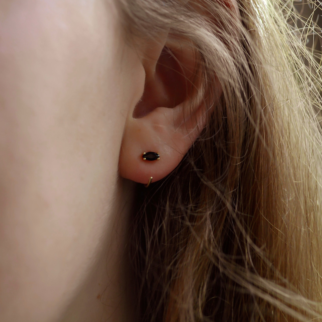 "Claire" Goldene Huggie Hoops mit ovalem schwarzem Zirkonia