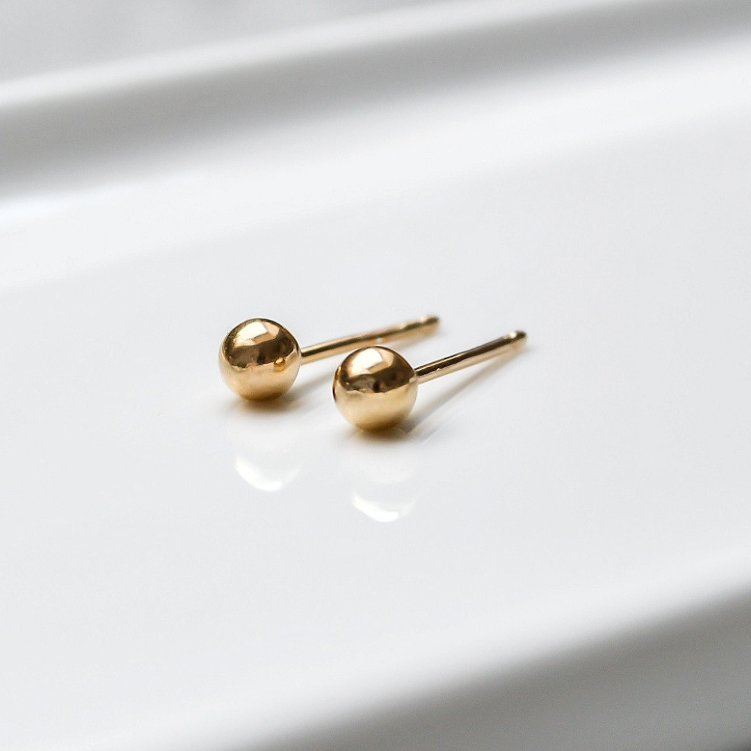 "Alice" kleine Kügelchen Ohrstecker aus recyceltem Sterlingsilber vergoldet