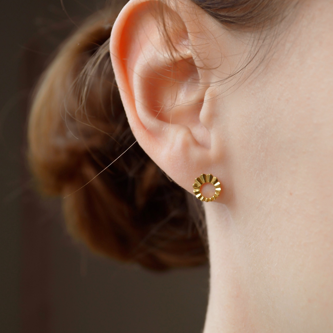 "Grace" elegante goldene Kreisohrstecker im Art déco Stil