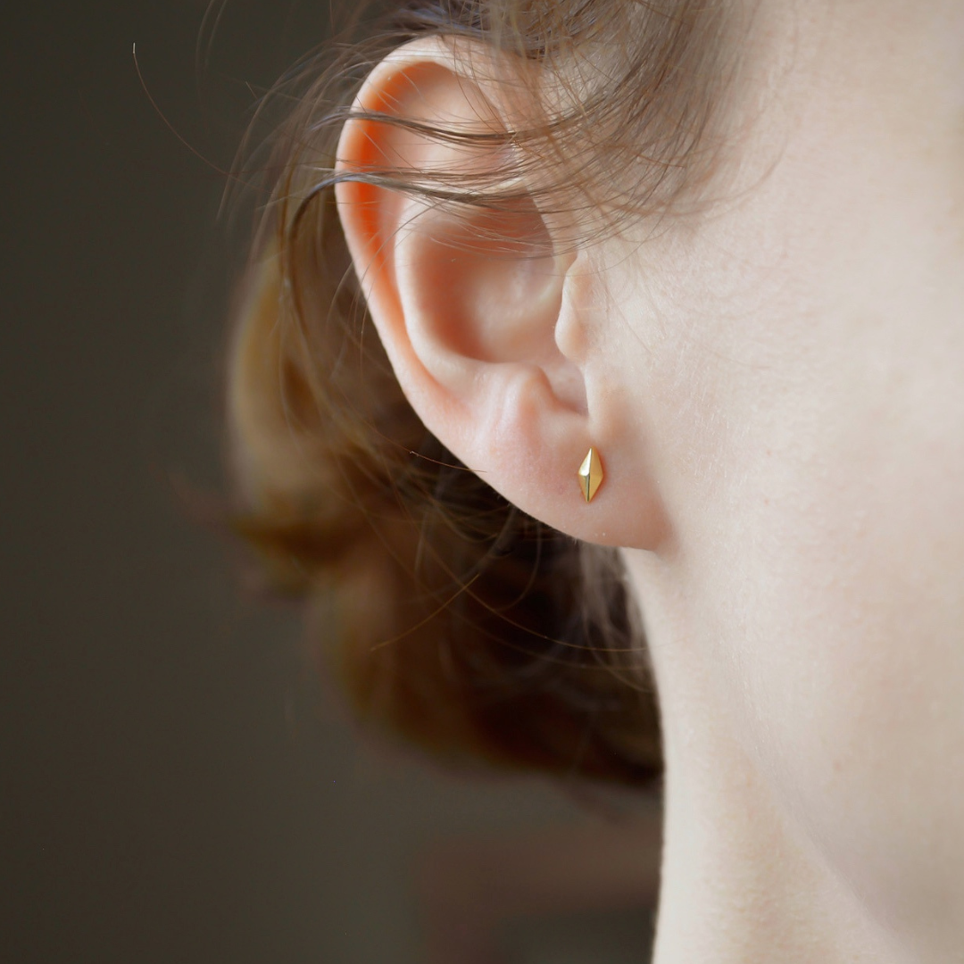"Roya" winzige Rhombus Ohrstecker Gold