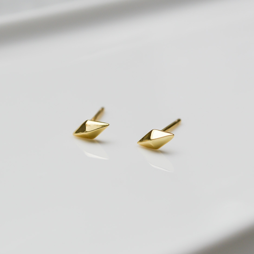 Winzige goldene Rhombus Ohrstecker