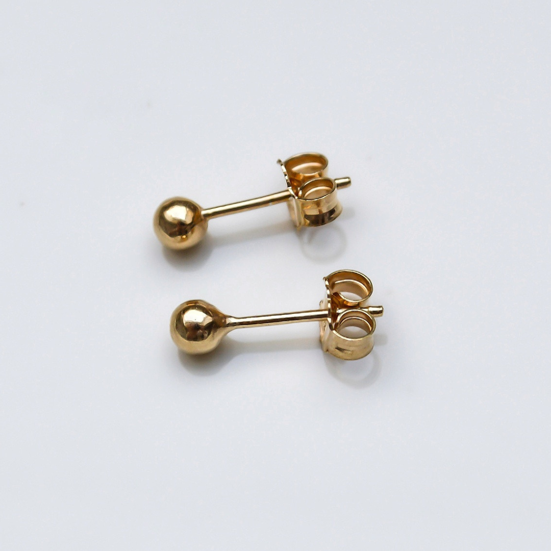 "Alice" kleine Kügelchen Ohrstecker aus recyceltem Sterlingsilber vergoldet