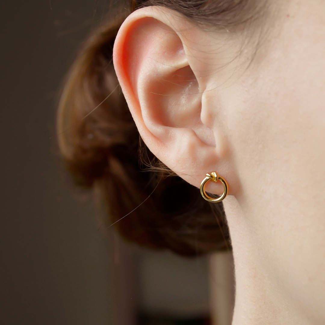 "Josephine" goldene Kreisohrstecker mit minimalistischem Knoten Design