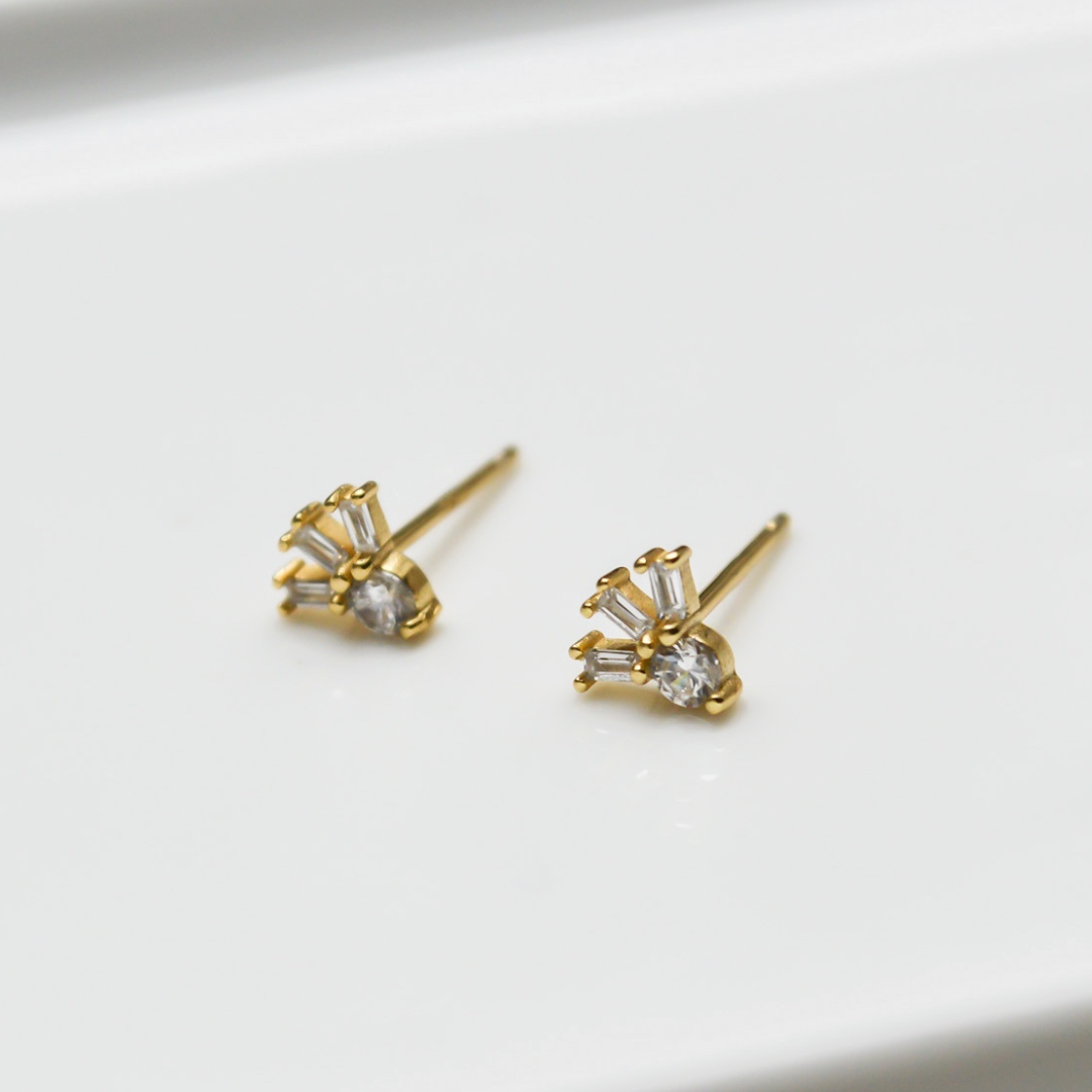 "TARA" moderne, geometrische Zirkonia Ohrstecker Gold