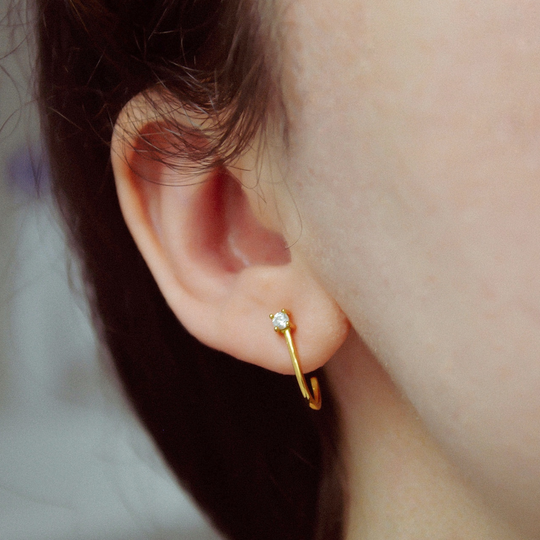 "Hari" moderne, minimalistische Halb Hoop Ohrringe