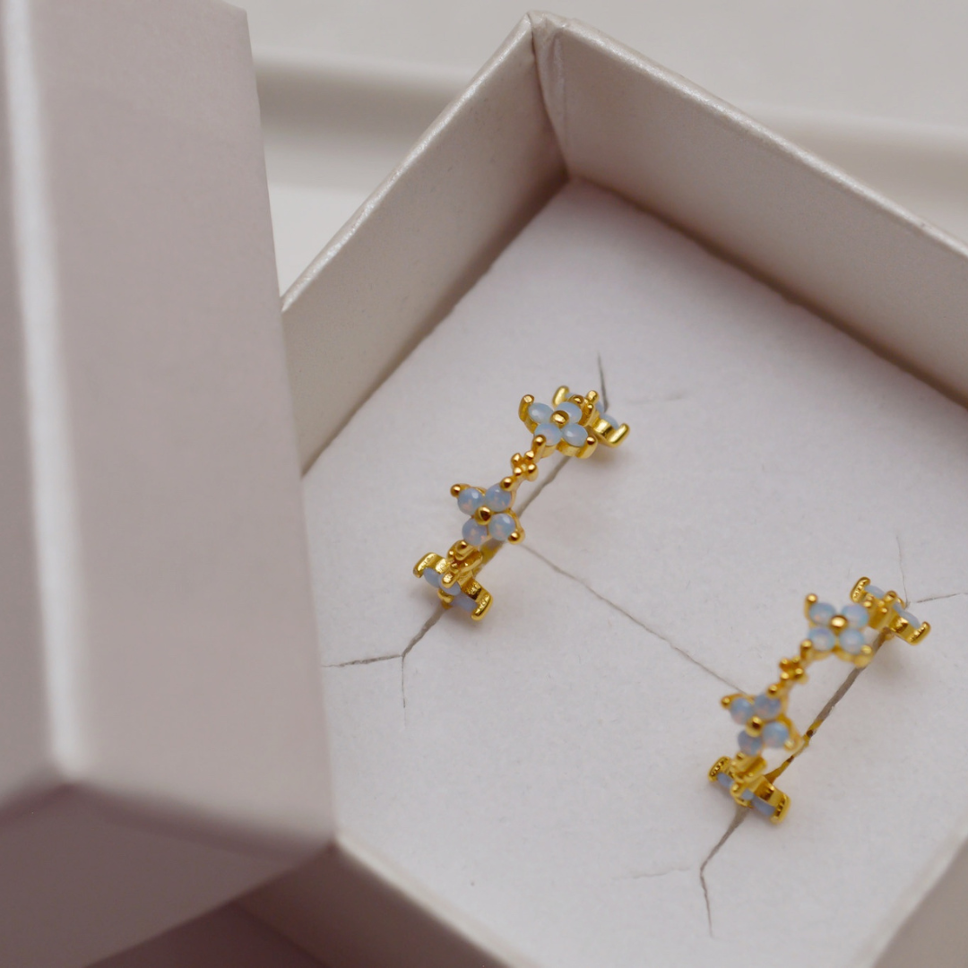 "Cataleya" florale Statement Creolen mit eisblauen Zirkonia