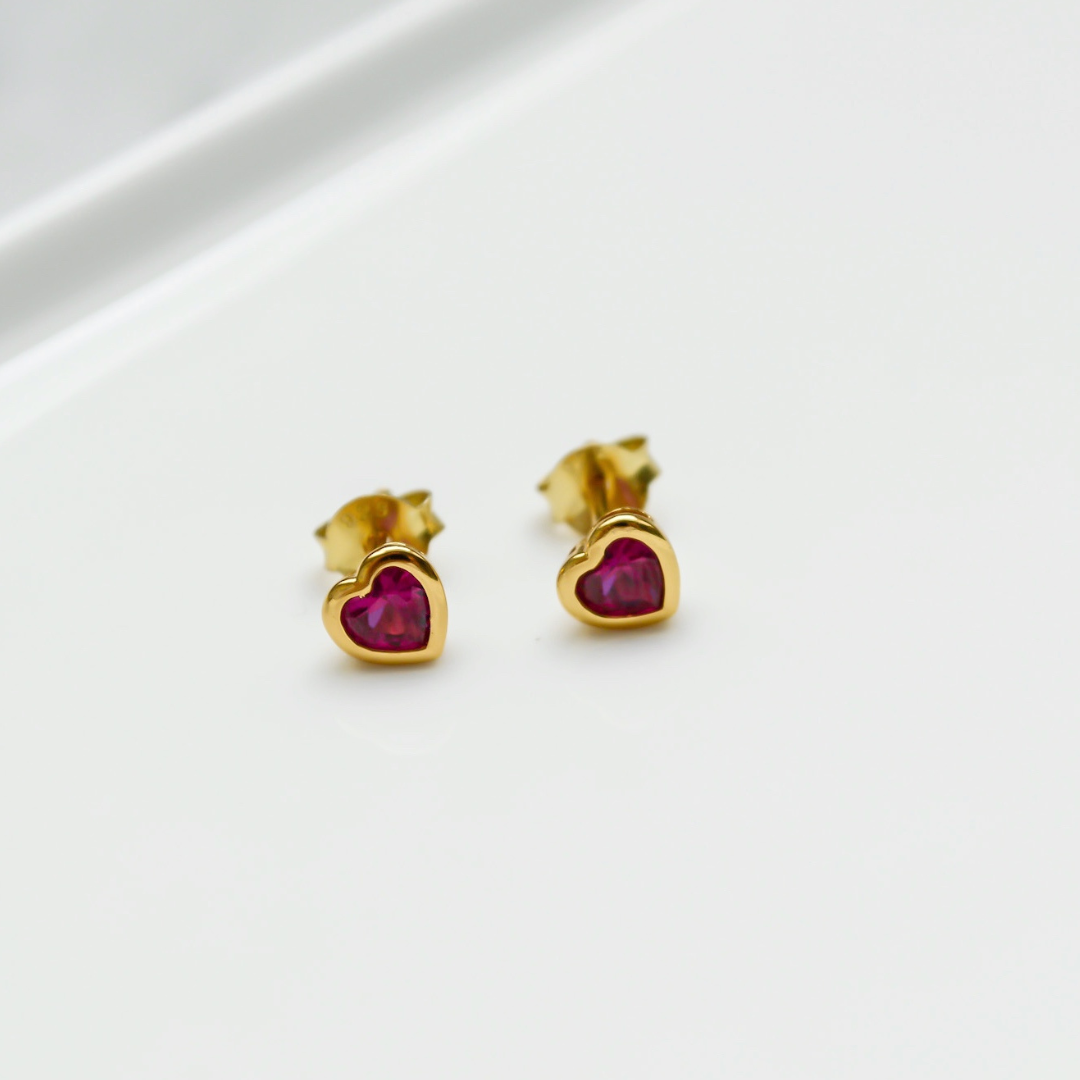 "Aluna" winzige, pinke Zirkonia Herzohrstecker 18 Karat vergoldet