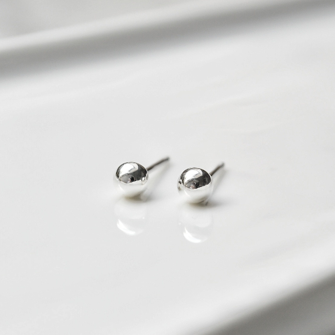 Schlichte Kügelchen Ohrstecker aus recyceltem Sterlingsilber