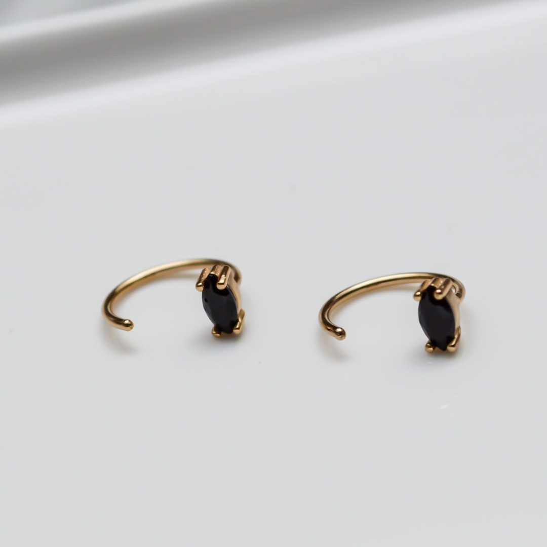 "Claire" Goldene Huggie Hoops mit ovalem schwarzem Zirkonia