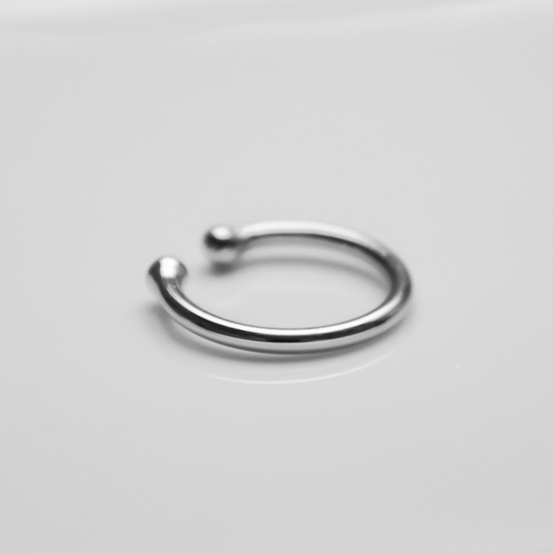 Zierliche, minimalistische Ohrmanschette Silber