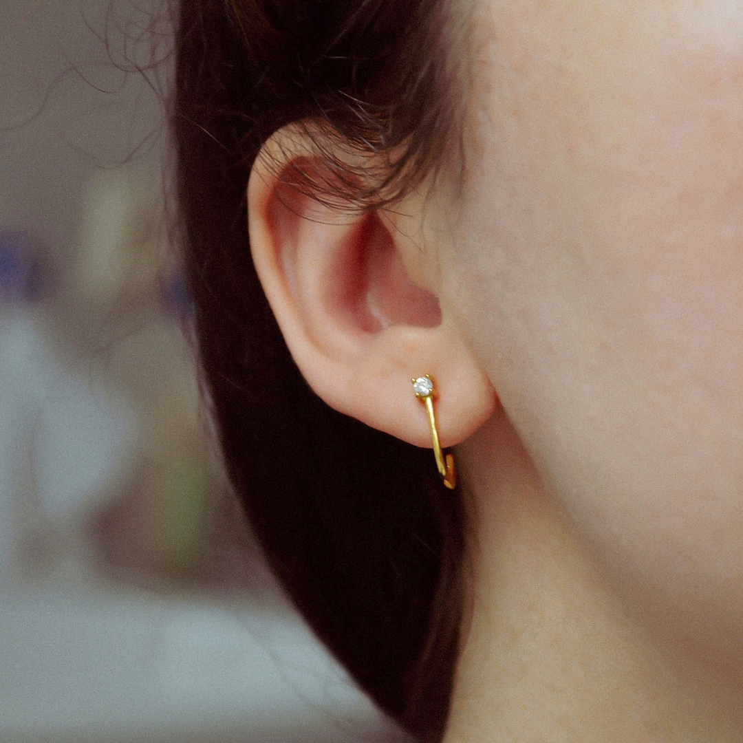 "Hari" moderne, minimalistische Halb Hoop Ohrringe