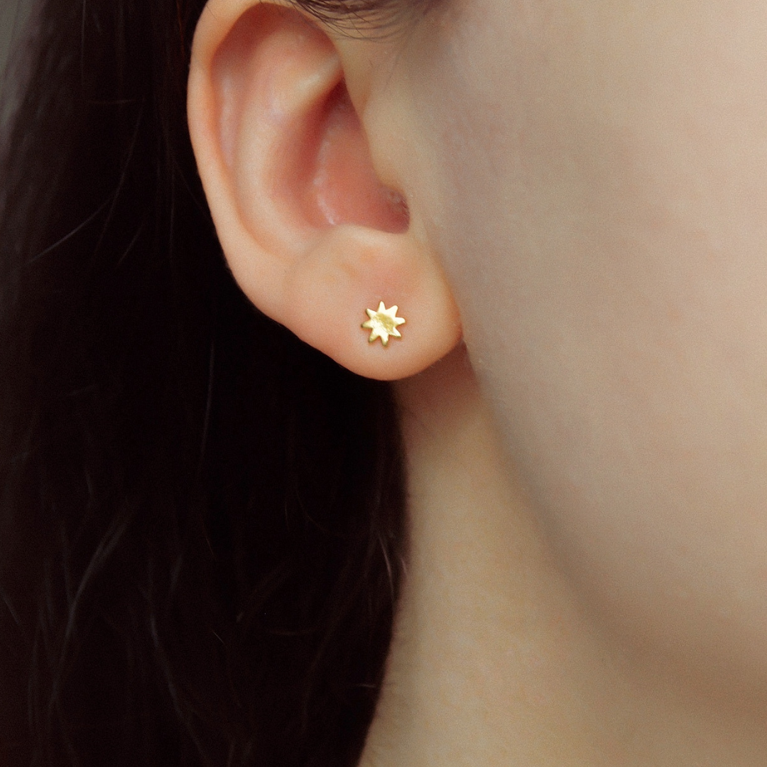 "Aya" winzige Sonnen Ohrstecker vergoldet
