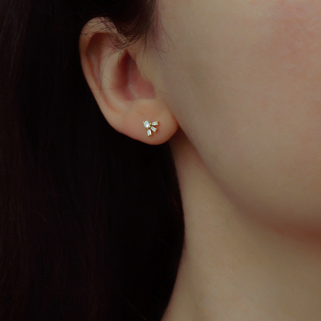 "TARA" moderne, geometrische Zirkonia Ohrstecker Gold