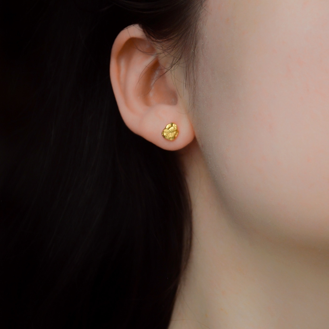 "Cosmique" texturierte, asymmetrische Statement Ohrstecker für jeden Tag