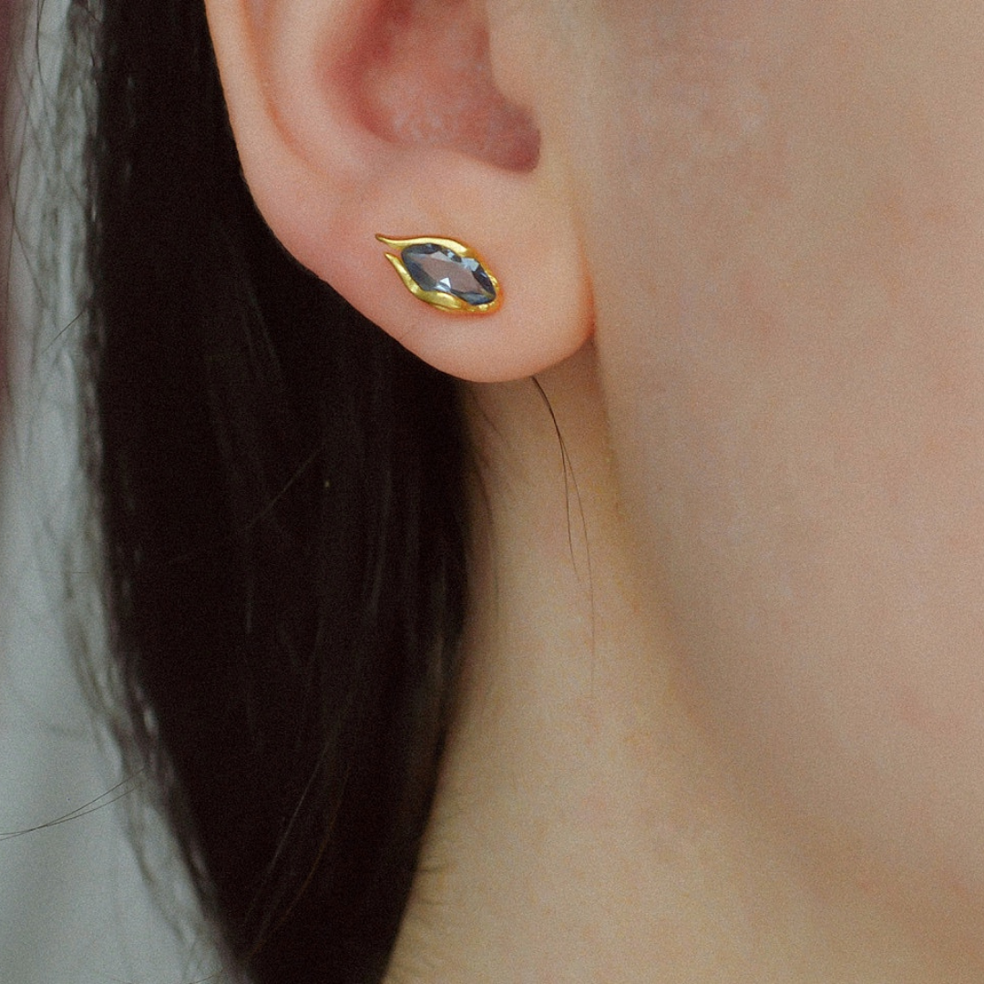 "Nami" Blaue Zirkonia Marquise Ohrstecker Gold