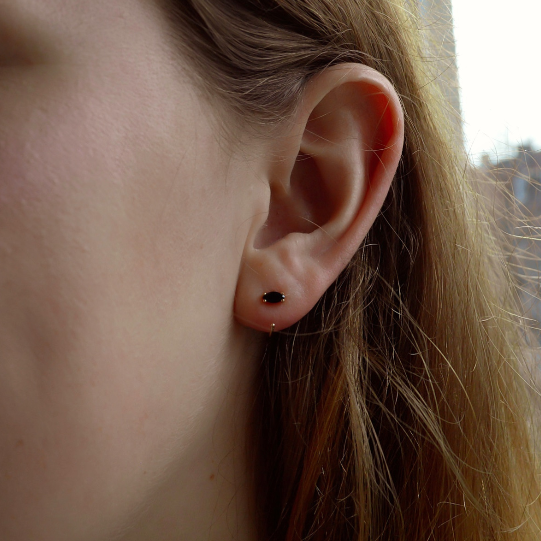 "Claire" Goldene Huggie Hoops mit ovalem schwarzem Zirkonia